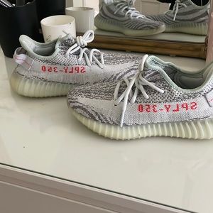 yeezy 350 v2 blue tint size US 6 MENS